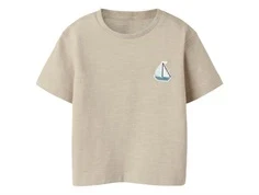 Name It t-shirt island fossil med båd- pæn t-shirt til drenge i størrelse 92 til 6 år